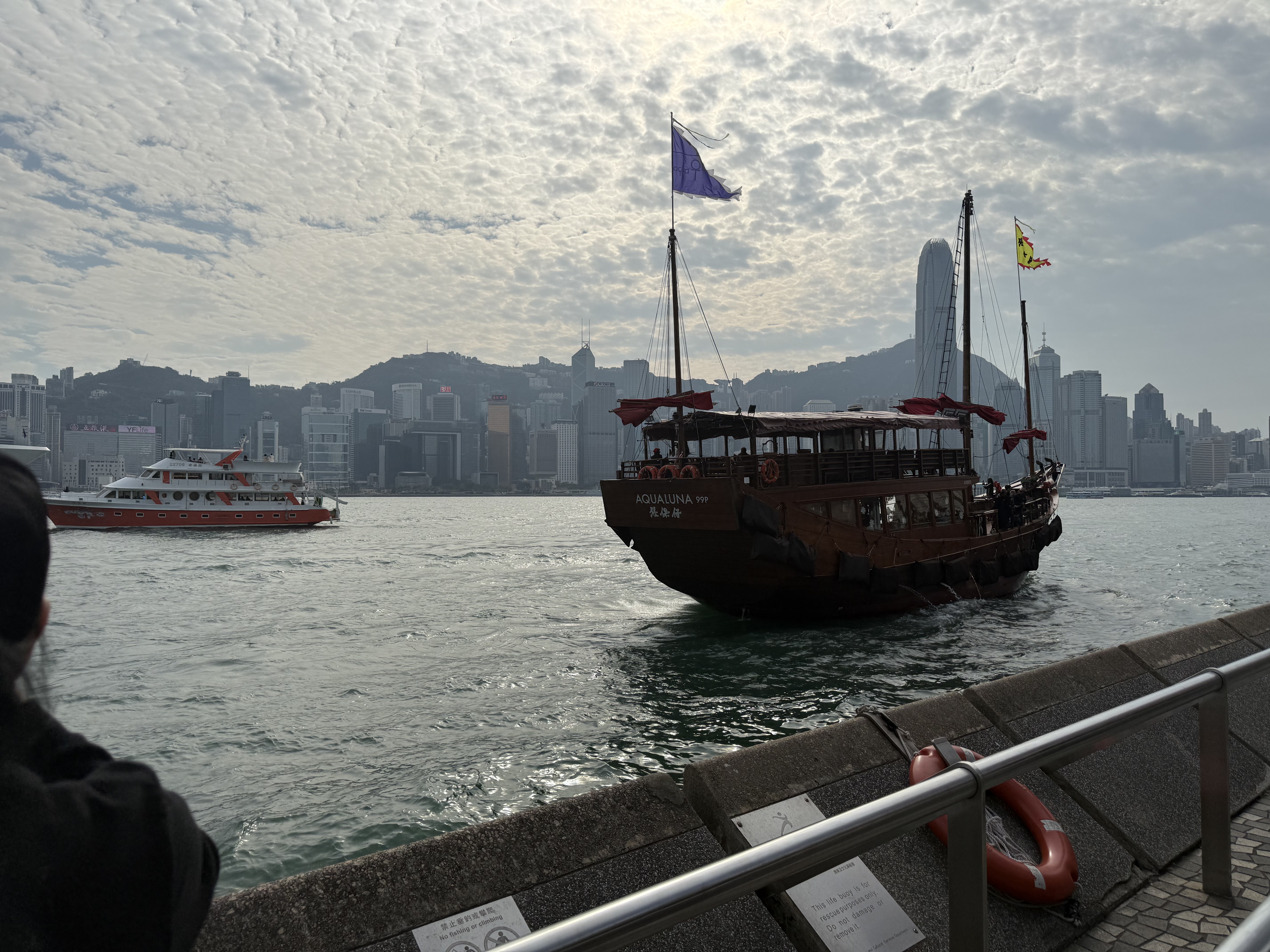 尖沙咀海滨 · 张保仔帆船经过维港