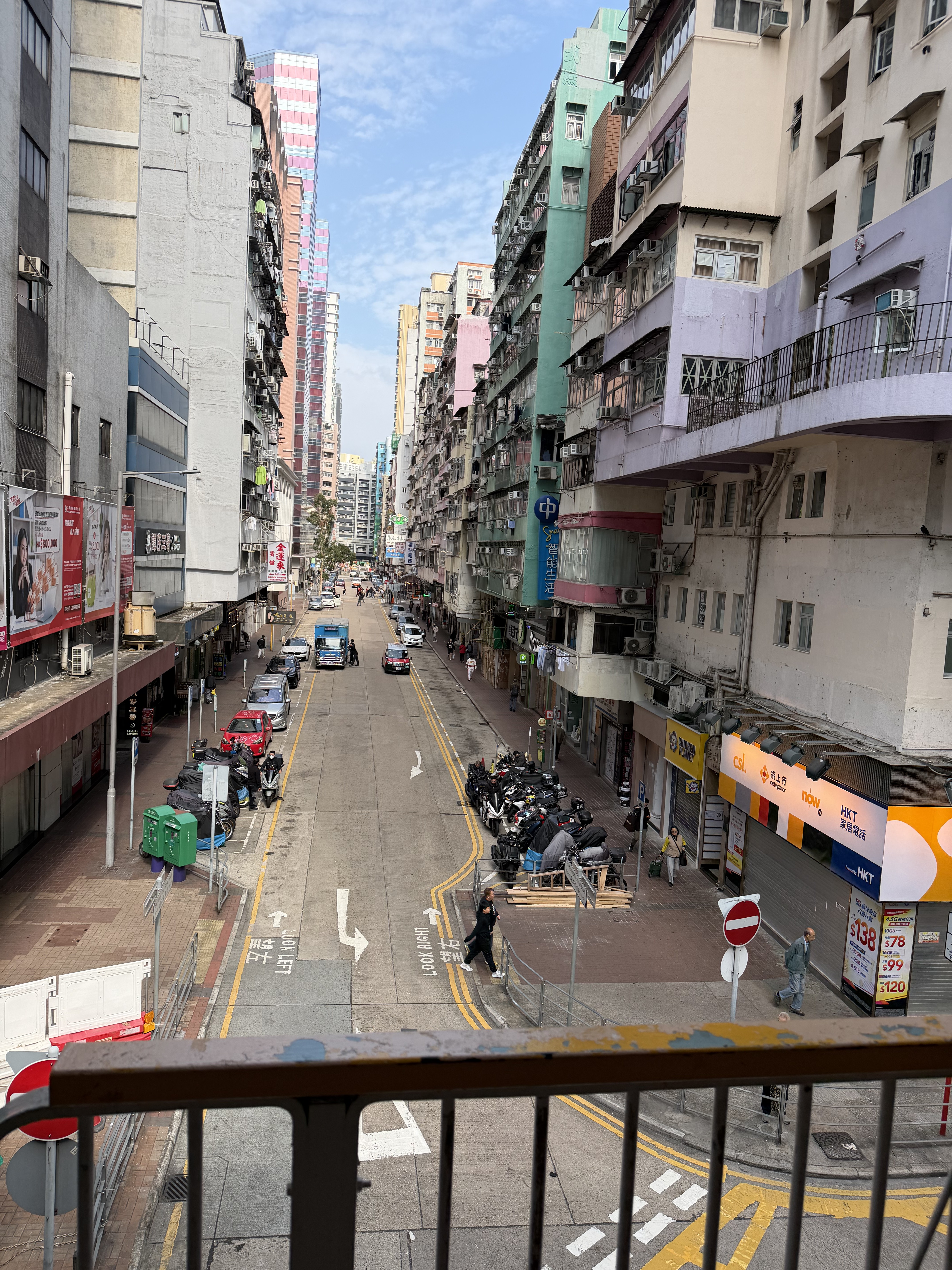 从天桥看向佐敦一带的街道