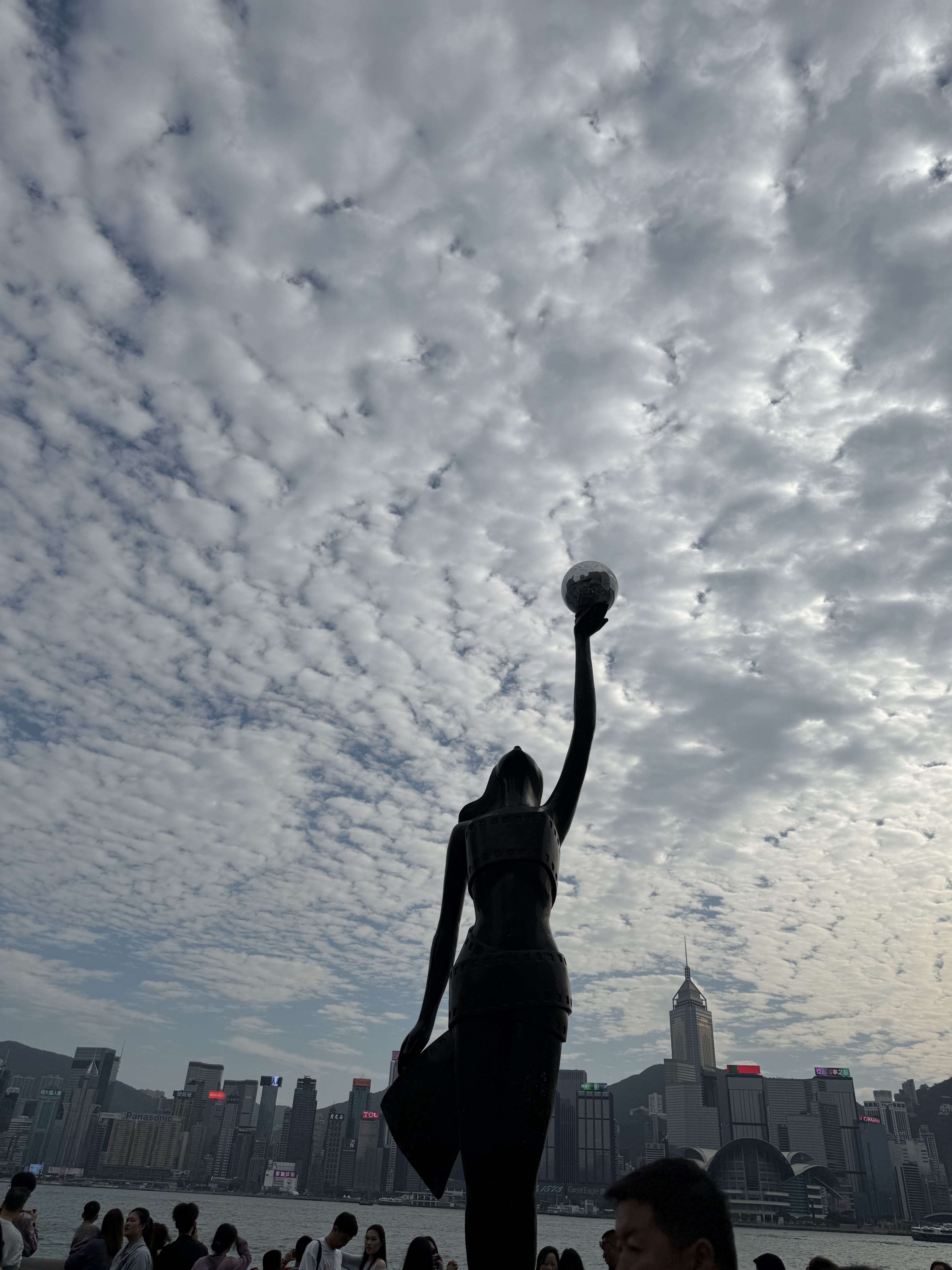 香港电影金像奖女神像与云层