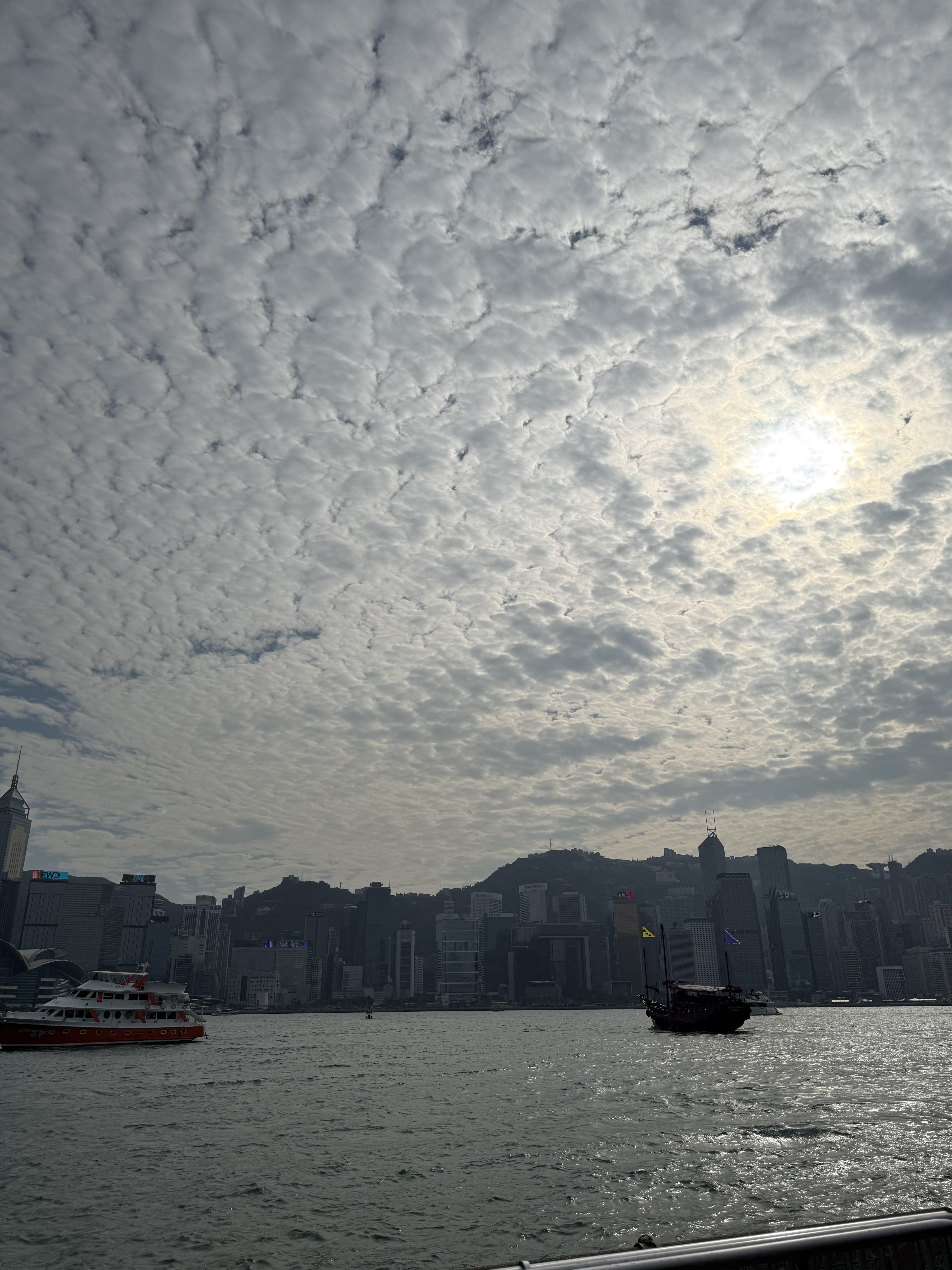维港上方密密铺开的云
